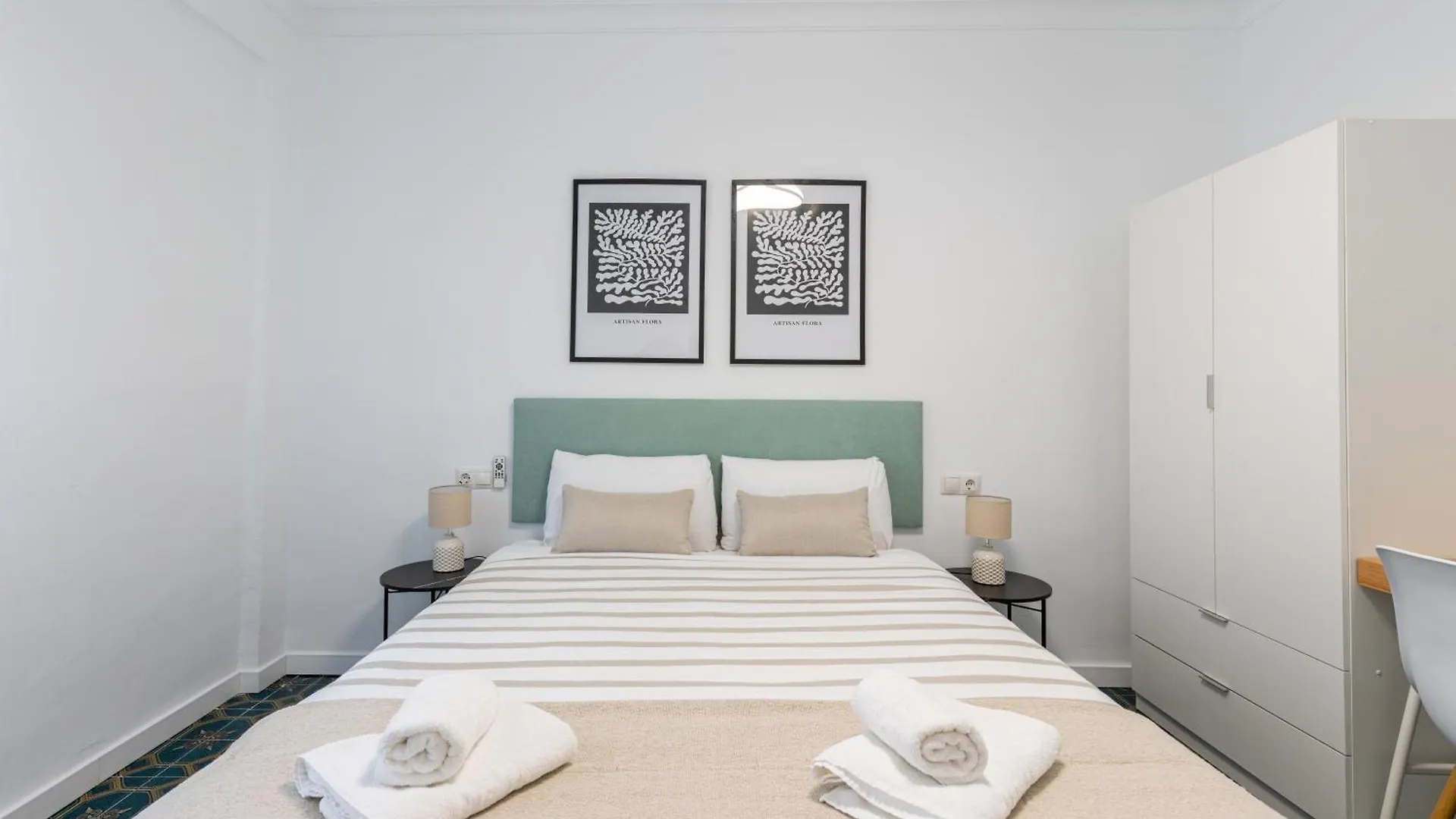 Piso Elegante Y Nuevo De 3 Habitaciones Y 2 Banos Sevilla 0*,