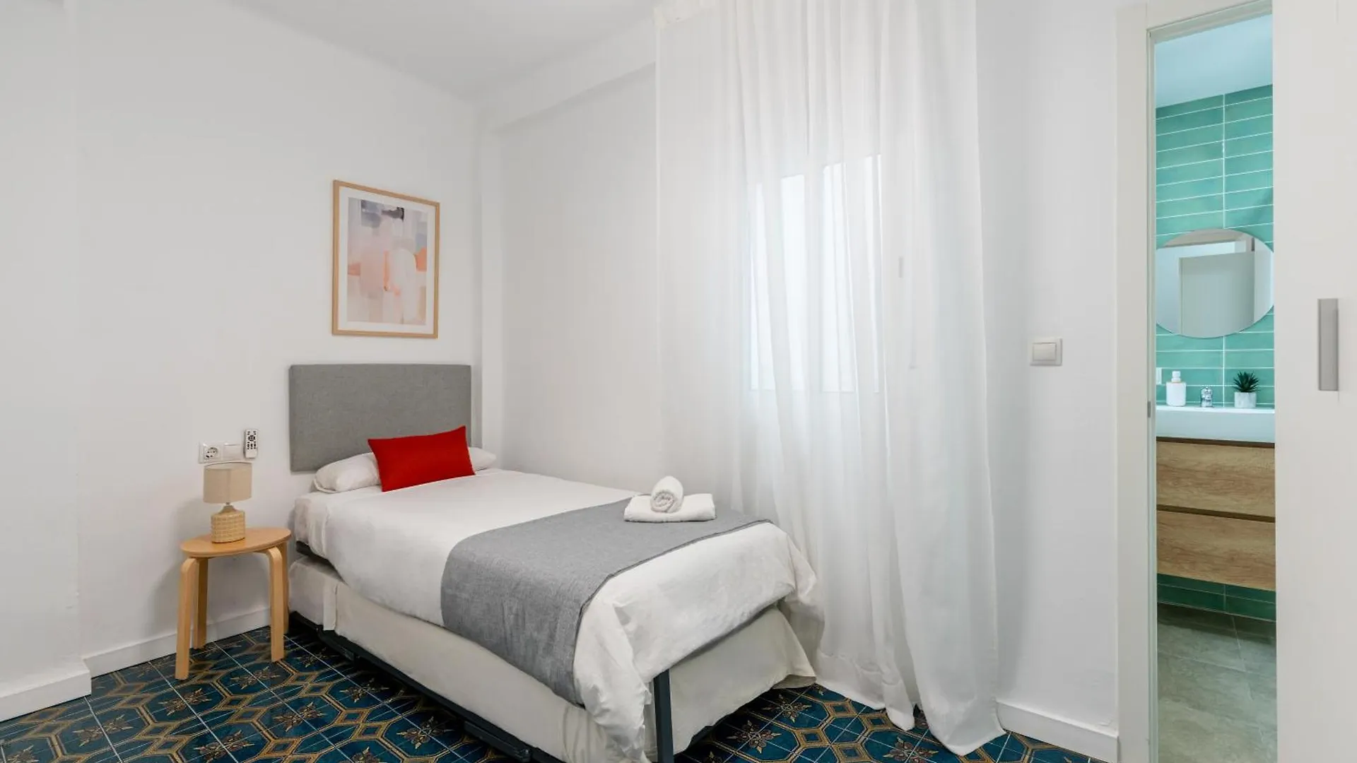 Piso Elegante Y Nuevo De 3 Habitaciones Y 2 Banos Sevilla España