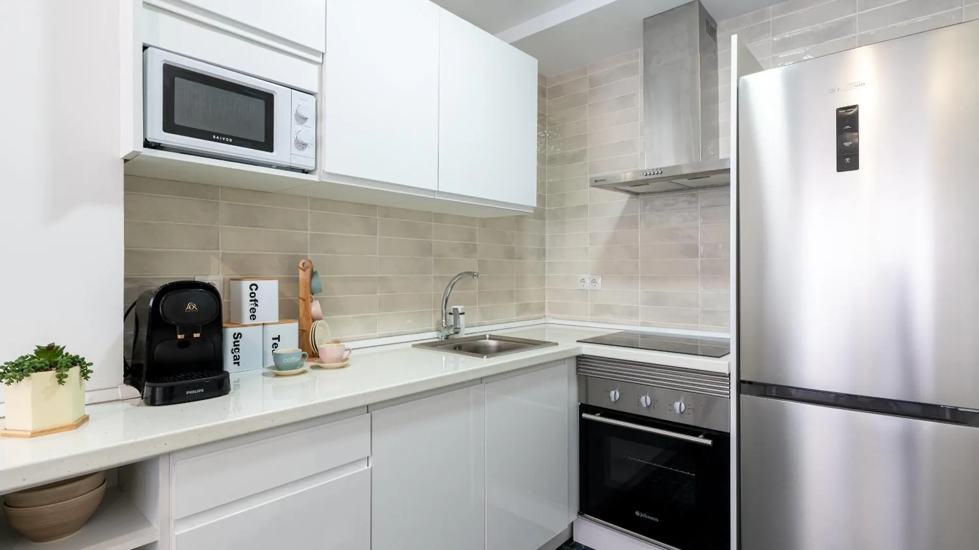 Piso Elegante Y Nuevo De 3 Habitaciones Y 2 Banos Sevilla