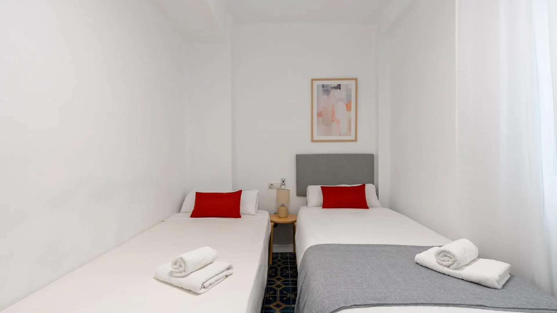 Piso Elegante Y Nuevo De 3 Habitaciones Y 2 Banos Sevilla España