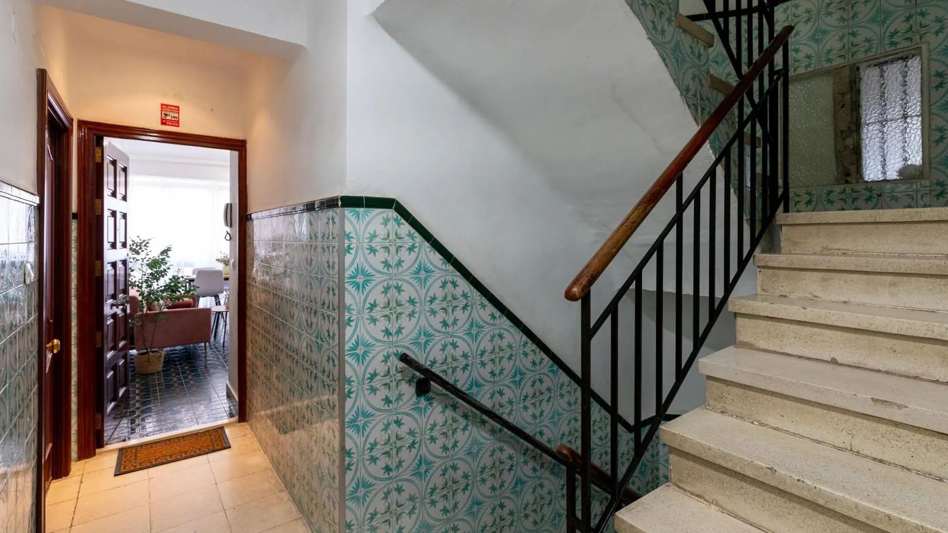 Piso Elegante Y Nuevo De 3 Habitaciones Y 2 Banos Sevilla 0*,