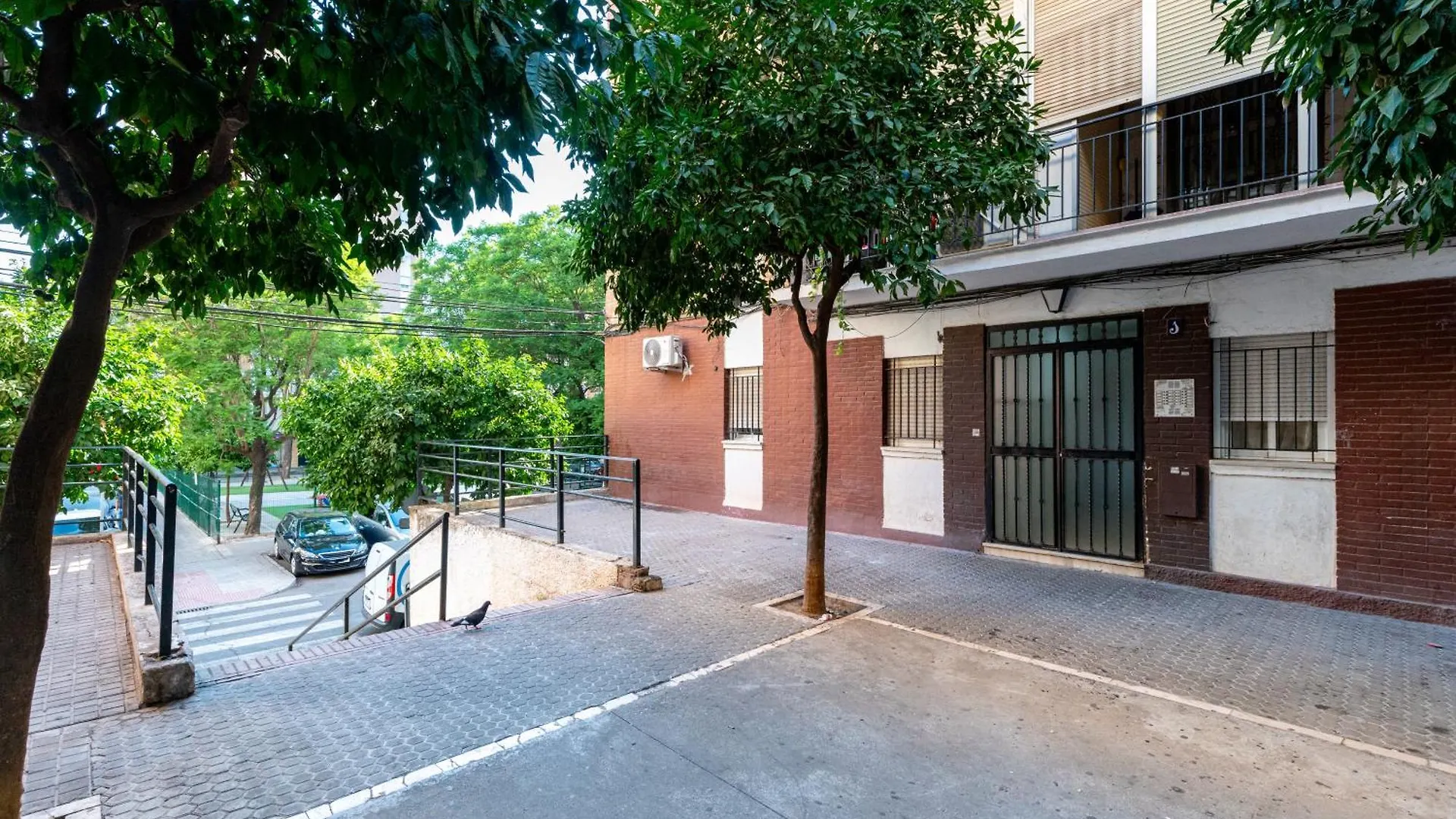 Piso Elegante Y Nuevo De 3 Habitaciones Y 2 Banos Sevilla España