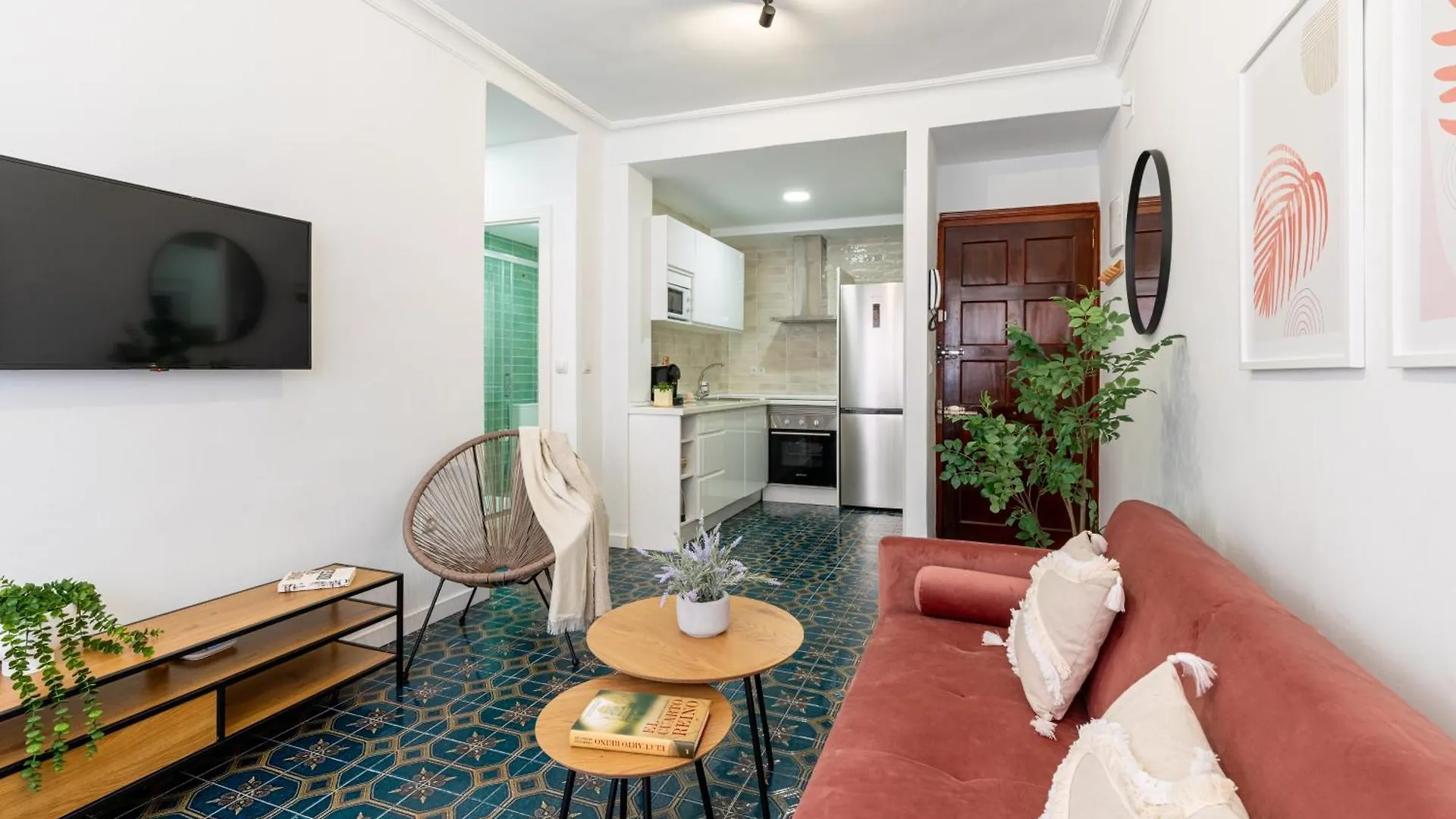 Piso Elegante Y Nuevo De 3 Habitaciones Y 2 Banos Sevilla 0*,  España