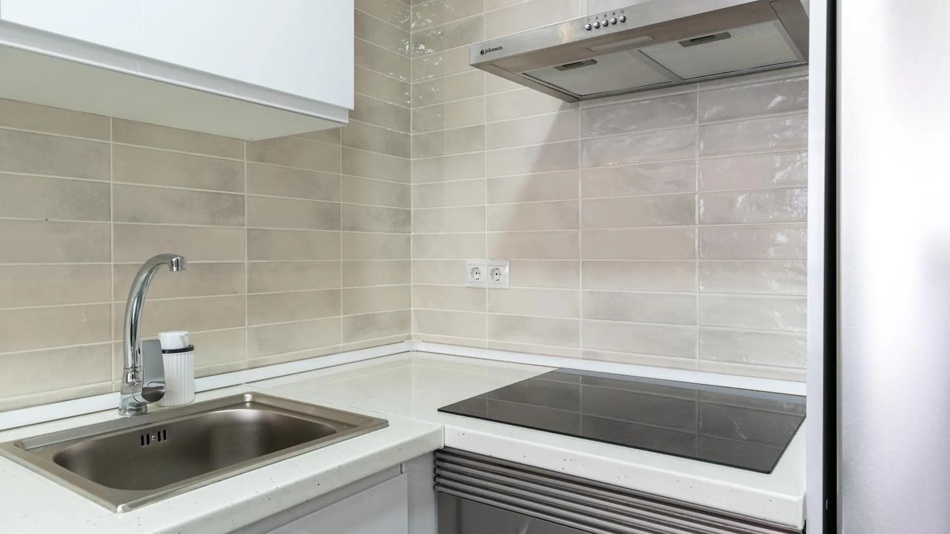 Piso Elegante Y Nuevo De 3 Habitaciones Y 2 Banos Sevilla