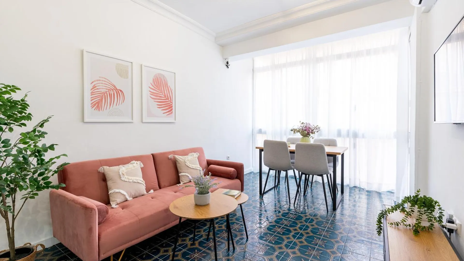 Piso Elegante Y Nuevo De 3 Habitaciones Y 2 Banos Sevilla 0*,