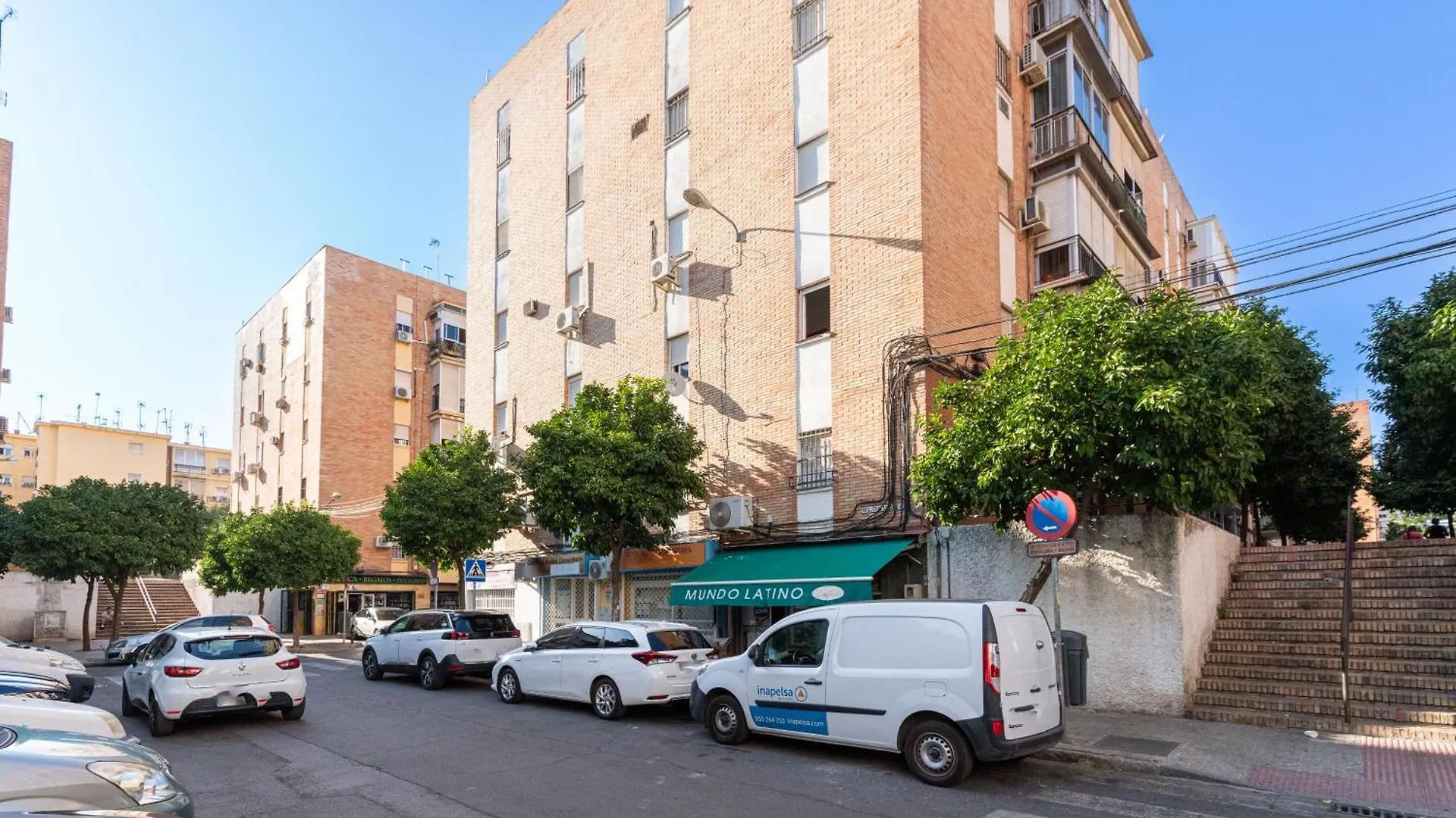 Piso Elegante Y Nuevo De 3 Habitaciones Y 2 Banos Seville 0*,  Spain